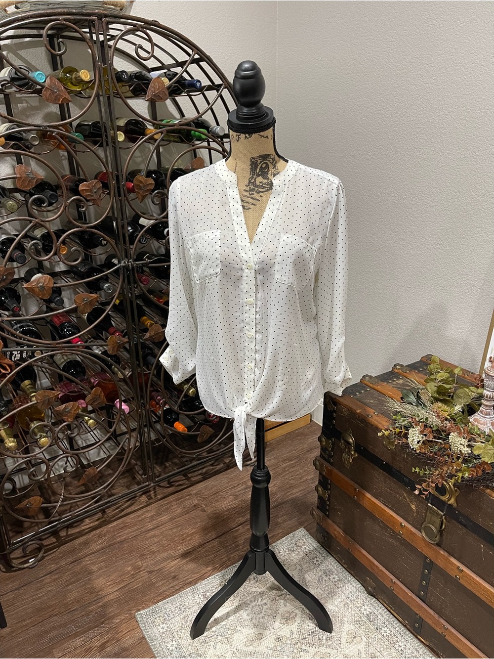 Candie’s Women’s White Polka Dot Tie-Hem Blouse